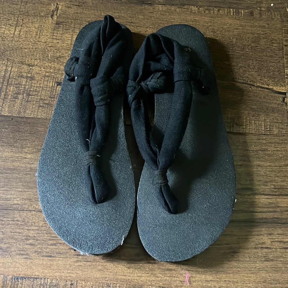 Comfy Black flip flop sandals
